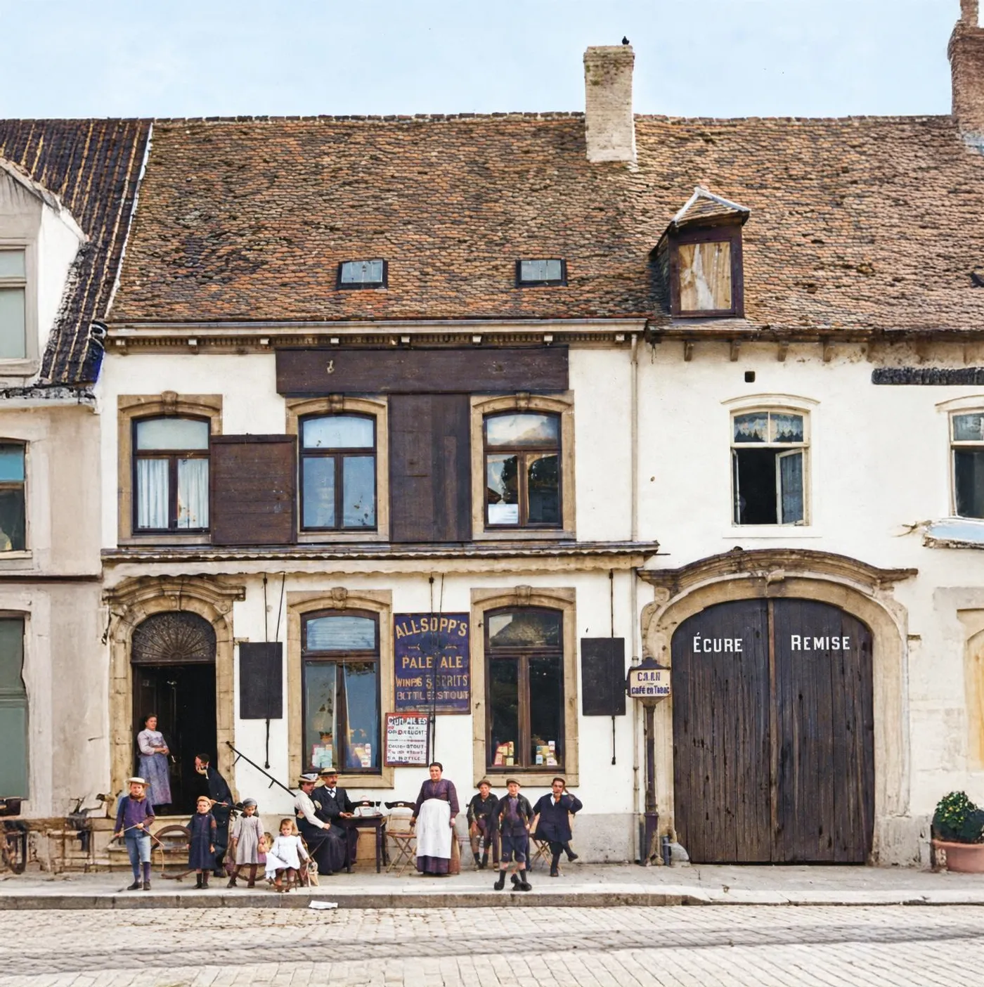 Vue ancienne de la façade de l’auberge de Waterloo, avec des personnes devant l’entrée