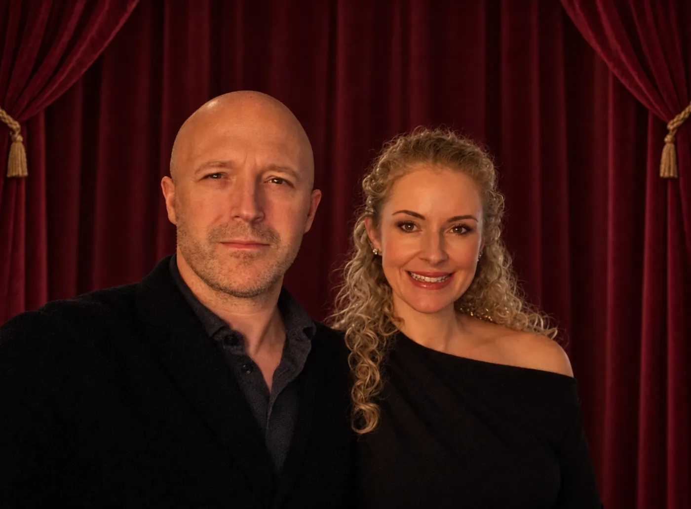 Cindy et Jérémie Pulinx devant un rideau de théâtre bordeaux